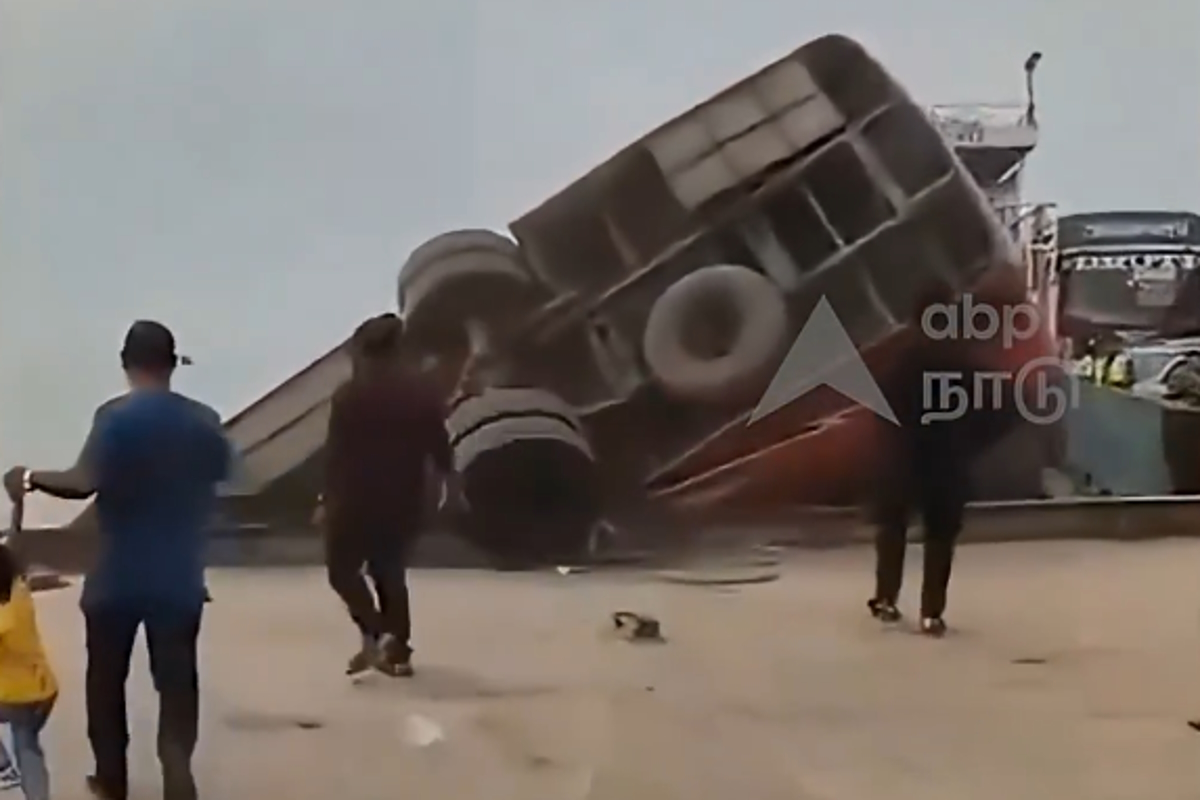 Η στιγμή που το λεωφορείο πέφτει στο Μπαγκλαντές