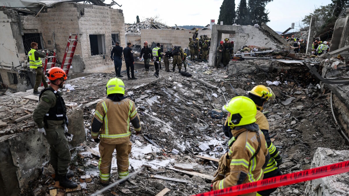 Ισραηλινοί διασώστες στο σημείο του ιρανικού πλήγματος στην Μπέιτ Σεμές