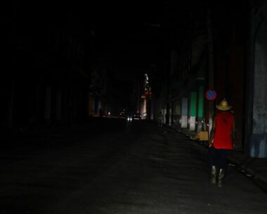 Ένας άνδρας περπατά σε έναν δρόμο κατά τη διάρκεια διακοπής ρεύματος, πριν από την ανακοίνωση του προέδρου της Κούβας Μιγκέλ Ντίας-Κανέλ στην κρατική τηλεόραση ότι η χώρα ξεκίνησε συνομιλίες με την κυβέρνηση των ΗΠΑ