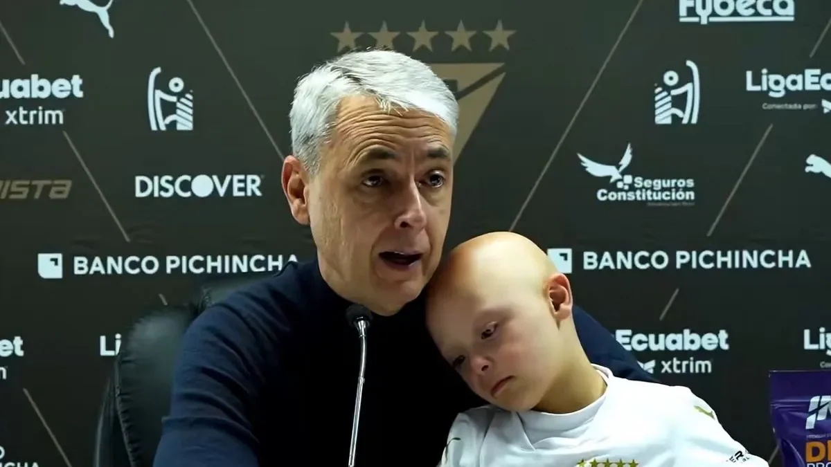 Βραζιλιάνος προπονητής πήγε σε συνέντευξη Τύπου με το παιδί του που έχει σύνδρομο Down: «Λίγη αγάπη, μπορεί να κάνει τη διαφορά»