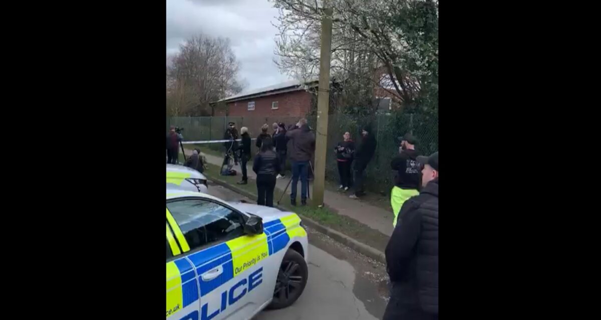 Αστυνομία και γονείς έξω από το σχολείο Thorpe St Andrew, κοντά στο Νόριτς της Βρετανίας
