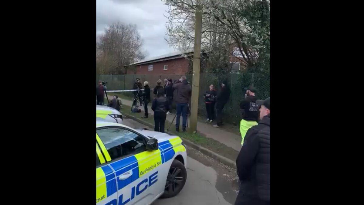 Αστυνομία και γονείς έξω από το σχολείο Thorpe St Andrew, κοντά στο Νόριτς της Βρετανίας
