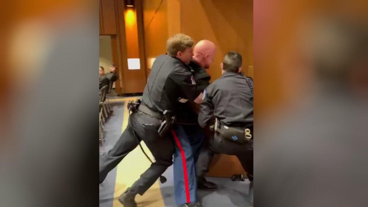 Αδιανόητο επεισόδιο στο Καπιτώλιο με διαδηλωτή κατά του πολέμου στο Ιράν: Τον έβγαλαν σηκωτό και του έσπασαν το χέρι