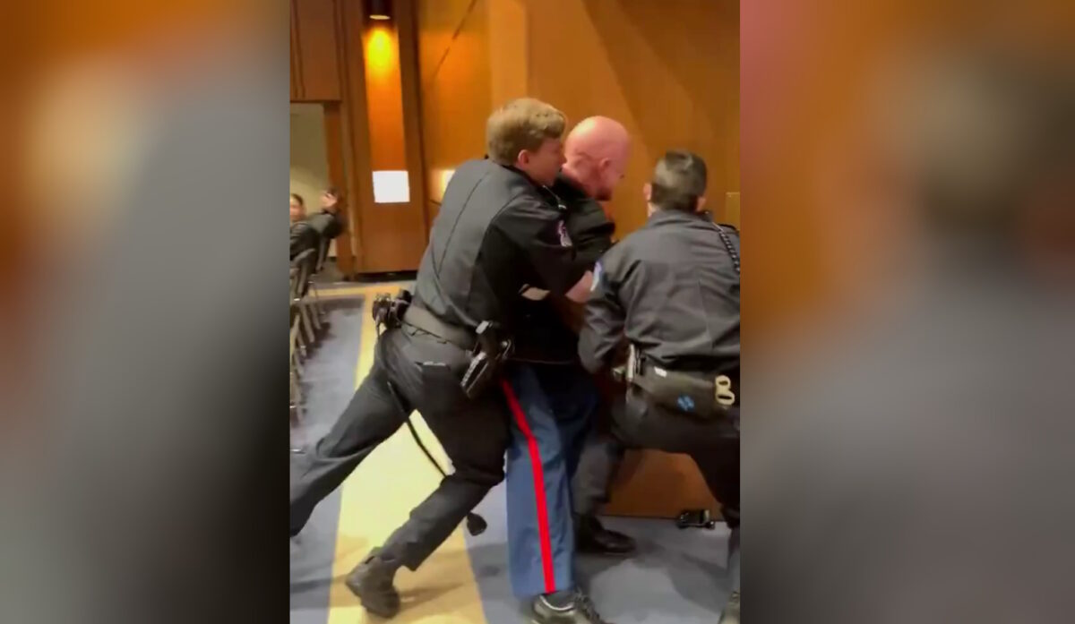 Αδιανόητο επεισόδιο στο Καπιτώλιο με διαδηλωτή κατά του Ιράν: Τον έβγαλαν σηκωτό και του έσπασαν το χέρι