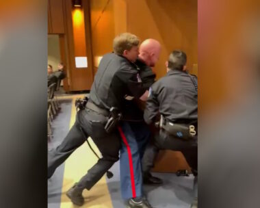 Αδιανόητο επεισόδιο στο Καπιτώλιο με διαδηλωτή κατά του πολέμου στο Ιράν: Τον έβγαλαν σηκωτό και του έσπασαν το χέρι