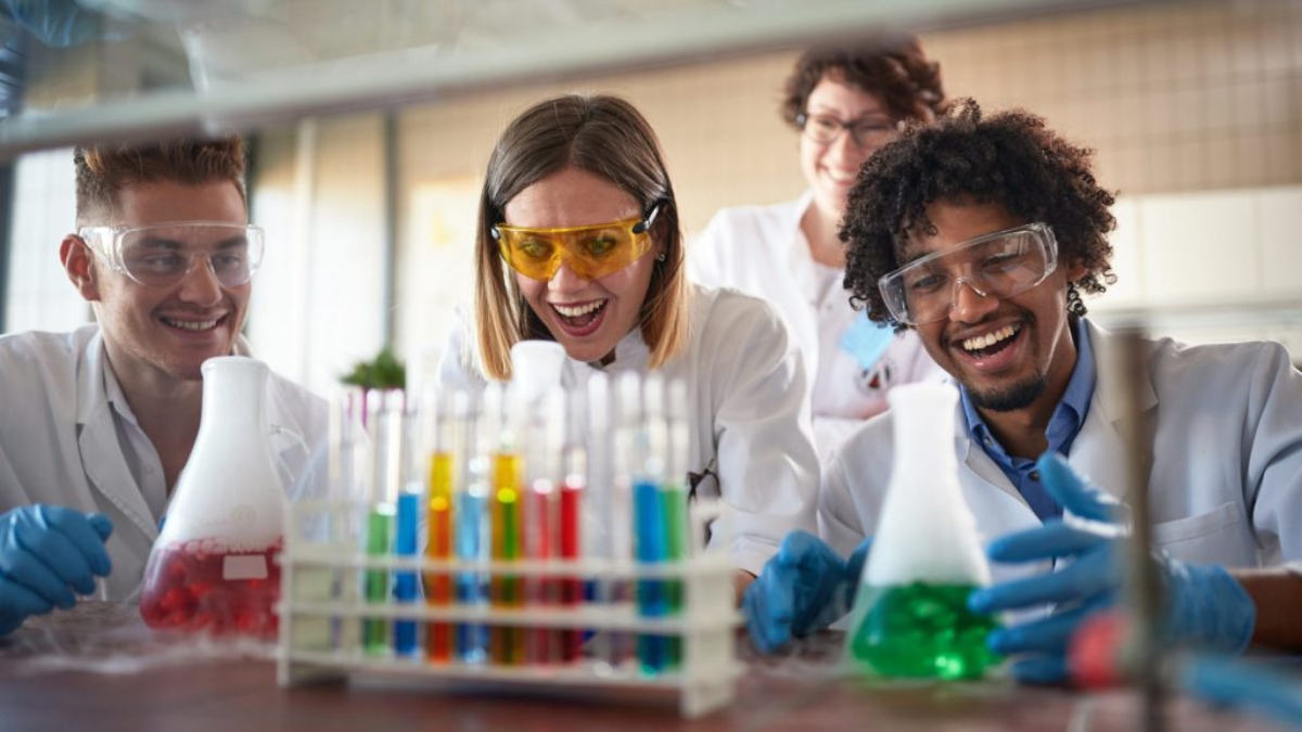 Πέρα από το πείραμα: πώς η κοινωνική και συναισθηματική μάθηση αλλάζει το μάθημα των Φυσικών Επιστημών