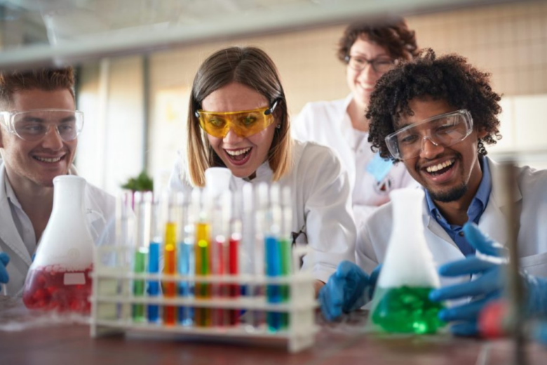 Πέρα από το πείραμα: πώς η κοινωνική και συναισθηματική μάθηση αλλάζει το μάθημα των Φυσικών Επιστημών