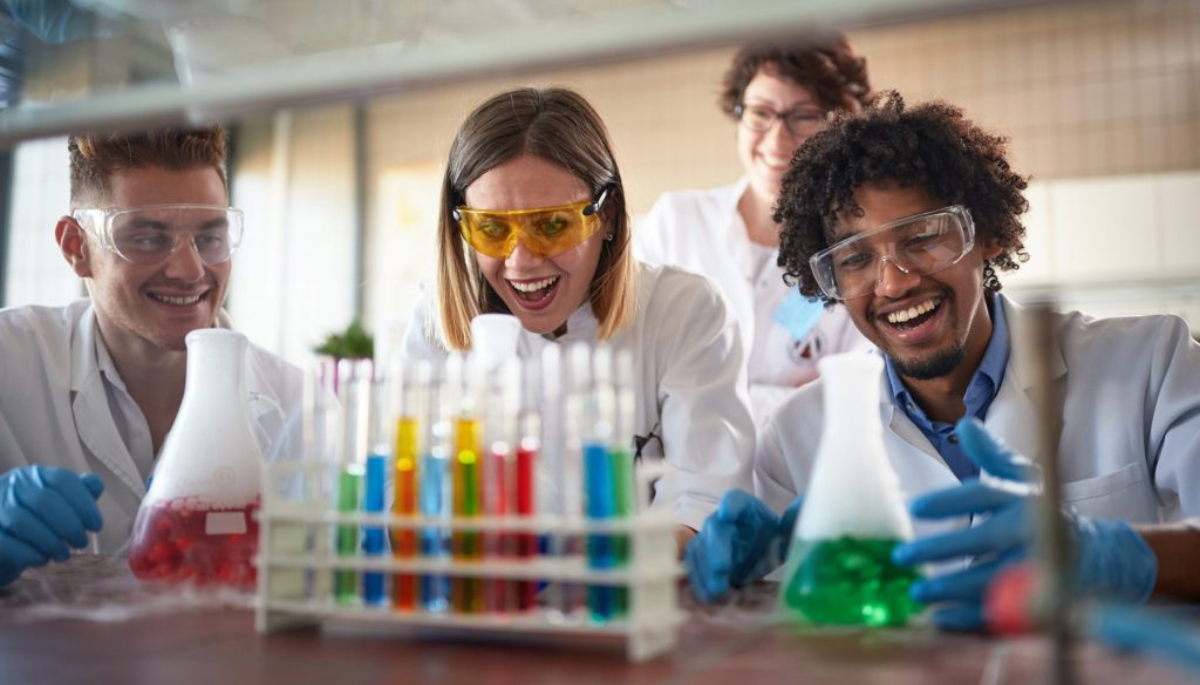 Πέρα από το πείραμα: πώς η κοινωνική και συναισθηματική μάθηση αλλάζει το μάθημα των Φυσικών Επιστημών