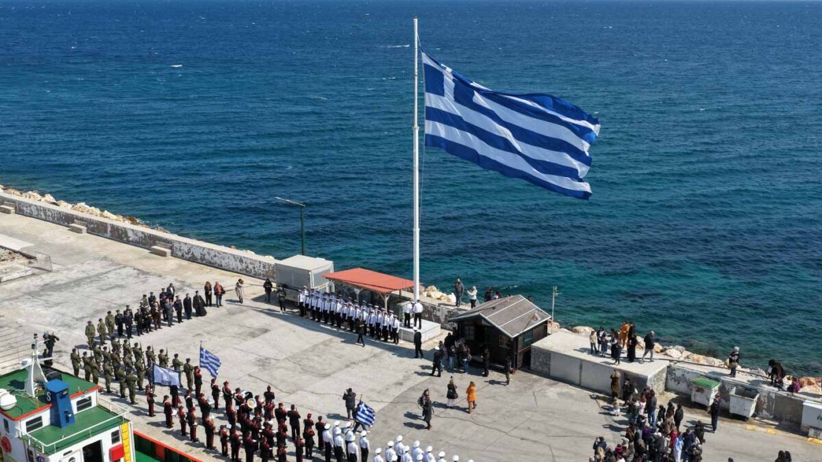 Η τεράστια ελληνική σημαία στη Χίο