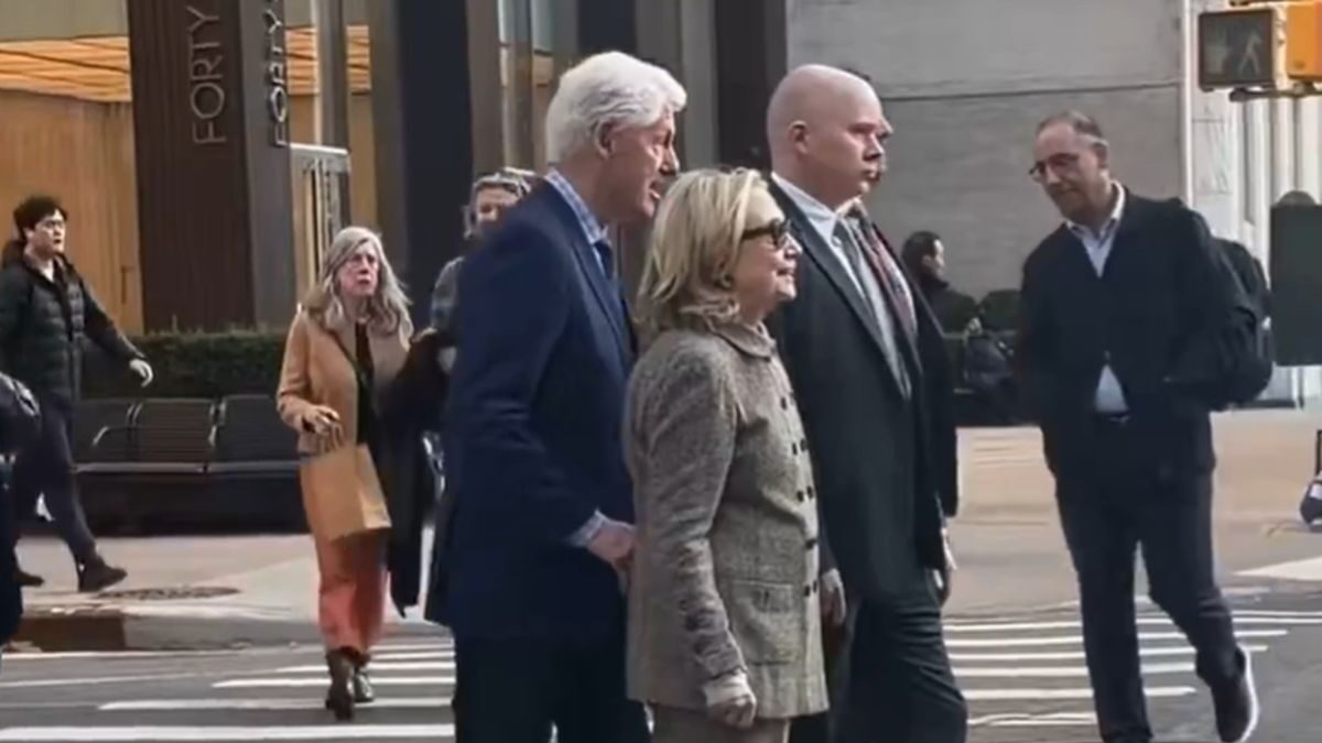 Ο Μπιλ Κλίντον πέφτει πάνω στη Χίλαρι