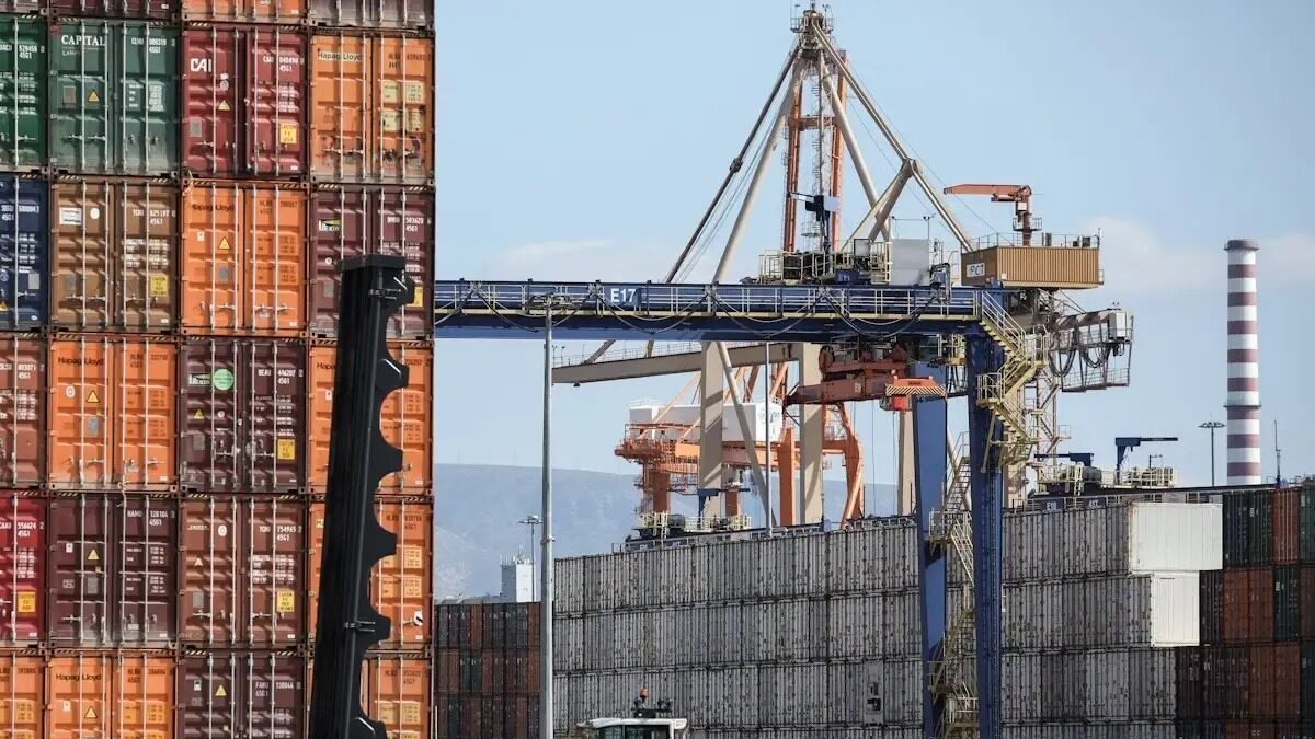 Containers στο λιμάνι του Πειραιά