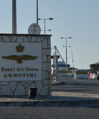 Η κεντρική πύλη της βρετανικής αεροπορικής βάσης RAF Akrotiri μετά την επίθεση που δέχτηκε από ένα ύποπτο drone νωρίς το πρωί κοντά στη Λεμεσό της Κύπρου