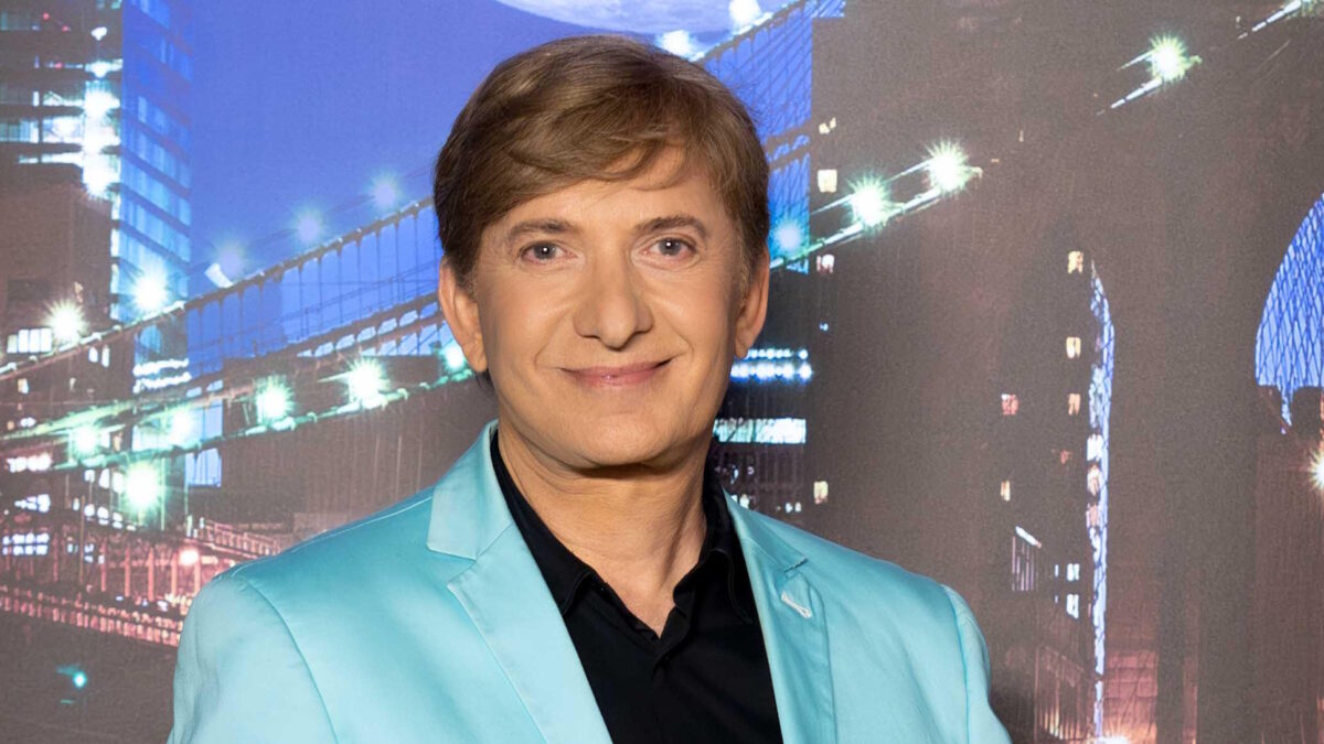 Ο Μάκης Δελαπόρτας στο πλατό της εκπομπής «The 2night Show»