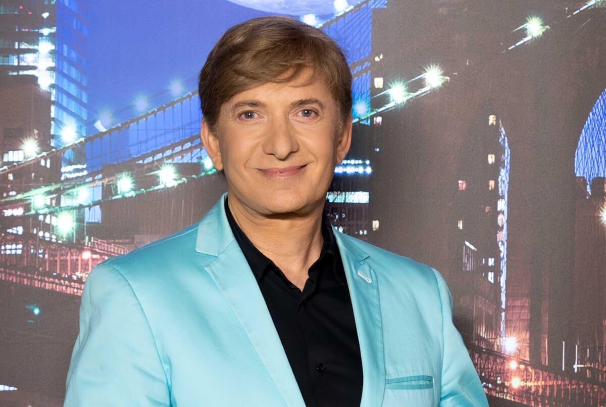 Ο Μάκης Δελαπόρτας στο πλατό της εκπομπής «The 2night Show»