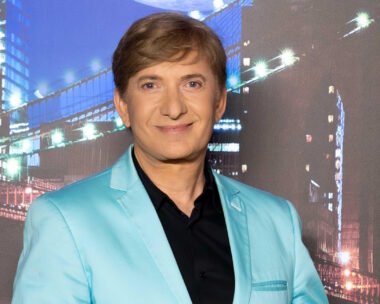 Ο Μάκης Δελαπόρτας στο πλατό της εκπομπής «The 2night Show»