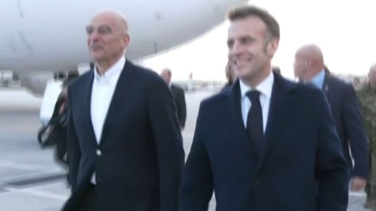 Ο Νίκος Δένδιας υποδέχθηκε τον Εμανουέλ Μακρόν