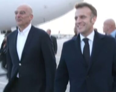 Ο Νίκος Δένδιας υποδέχθηκε τον Εμανουέλ Μακρόν