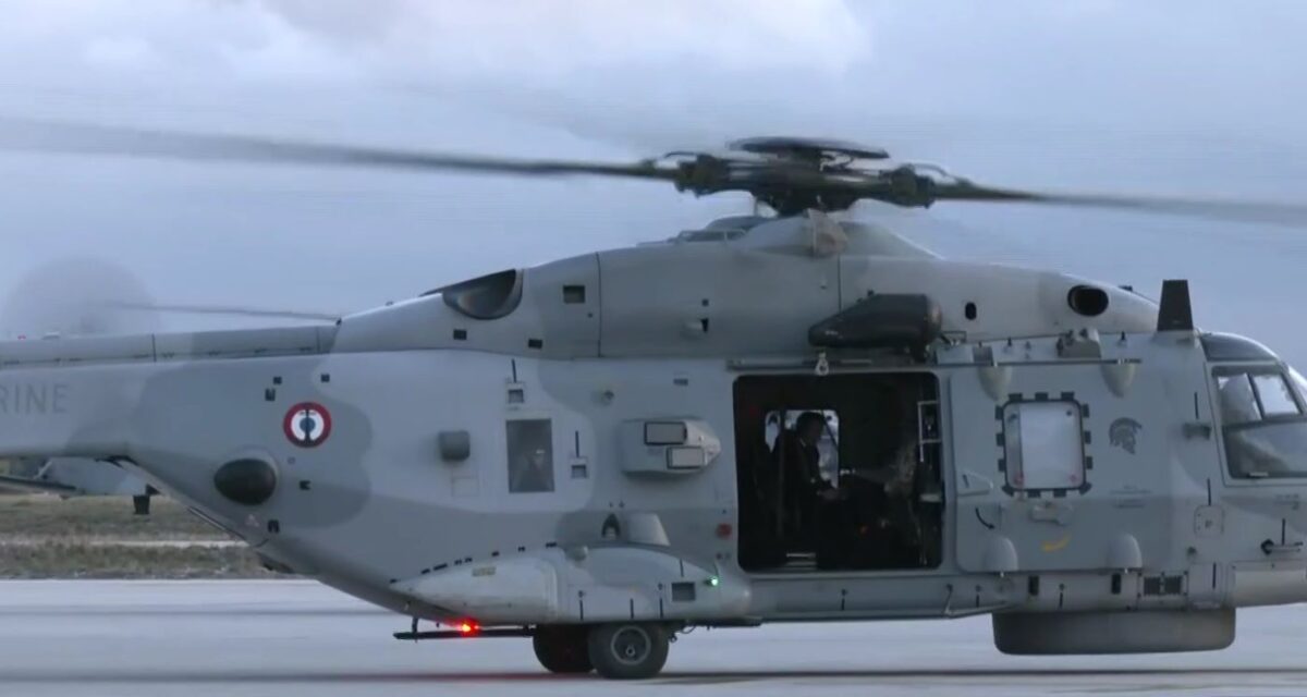 Το ελικόπτερο στο οποίο επιβιβάστηκαν Δένδιας και Μακρόν για να μεταβούν στο αεροπλανοφόρο «Σαρλ Ντε Γκωλ» ανοιχτά της Κρήτης