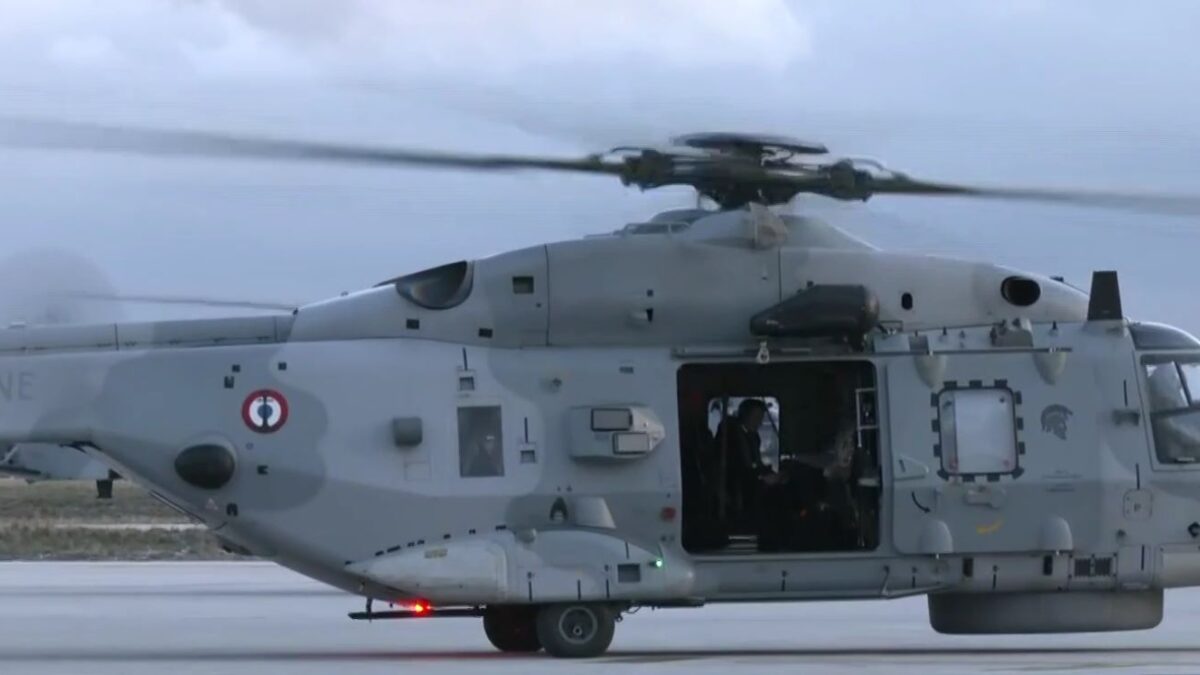 Το ελικόπτερο στο οποίο επιβιβάστηκαν Δένδιας και Μακρόν για να μεταβούν στο αεροπλανοφόρο «Σαρλ Ντε Γκωλ» ανοιχτά της Κρήτης