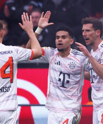 Οι παίκτες της Μπάγερν πανηγυρίζουν κόντρα στη Λεβερκούζεν