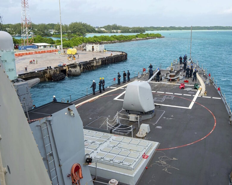 Αυτή η φωτογραφία, που δόθηκε στη δημοσιότητα από το Πολεμικό Ναυτικό των ΗΠΑ στις 11 Φεβρουαρίου 2023, απεικονίζει ναύτες του Πολεμικού Ναυτικού των ΗΠΑ επί του USS Paul Hamilton (DDG 60) κατά τη διάρκεια μιας προγραμματισμένης επίσκεψης στο λιμάνι του Ντιέγκο Γκαρσία