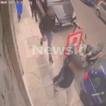 Βίντεο – ντοκουμέντο δευτερόλεπτα μετά το μαχαίρωμα σε 17χρονο έξω από σχολείο στον Άγιο Παντελεήμονα