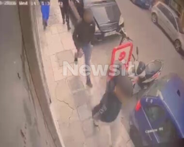 Βίντεο – ντοκουμέντο δευτερόλεπτα μετά το μαχαίρωμα σε 17χρονο έξω από σχολείο στον Άγιο Παντελεήμονα