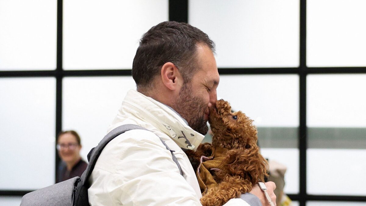 Άντρας με τον σκύλο του στο Ντουμπάι