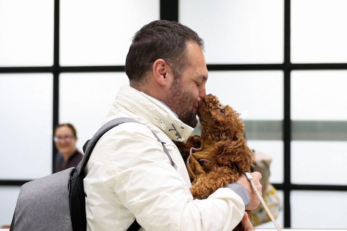 Άντρας με τον σκύλο του στο Ντουμπάι