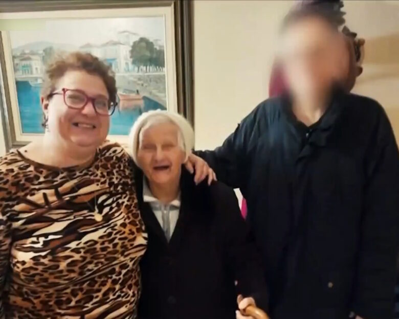 Η μητέρα και κόρη 92 και 56 ετών αντιστοίχως, εντοπίστηκαν νεκρές στο σπίτι που διέμεναν μαζί με γιο της οικογένειας