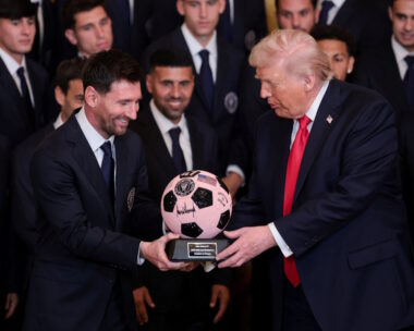 Ο Ντόναλντ Τραμπ δέχεται ως δώρο ποδοσφαιρική μπάλα με πολύτιμους λίθους και την υπογραφή του από τον αρχηγό της Inter Miami CF, Λιονέλ Μέσι στον Λευκό Οίκο