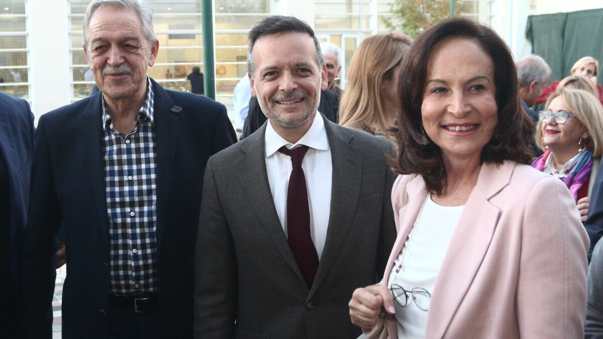 Ο δήμαρχος Αθηναίων Χάρης Δούκας και η υπεύθυνη Πολιτικού Σχεδιασμού του ΠΑΣΟΚ Άννα Διαμαντοπούλου (Φωτογραφία αρχείου: ΧΡΗΣΤΟΣ ΜΠΟΝΗΣ