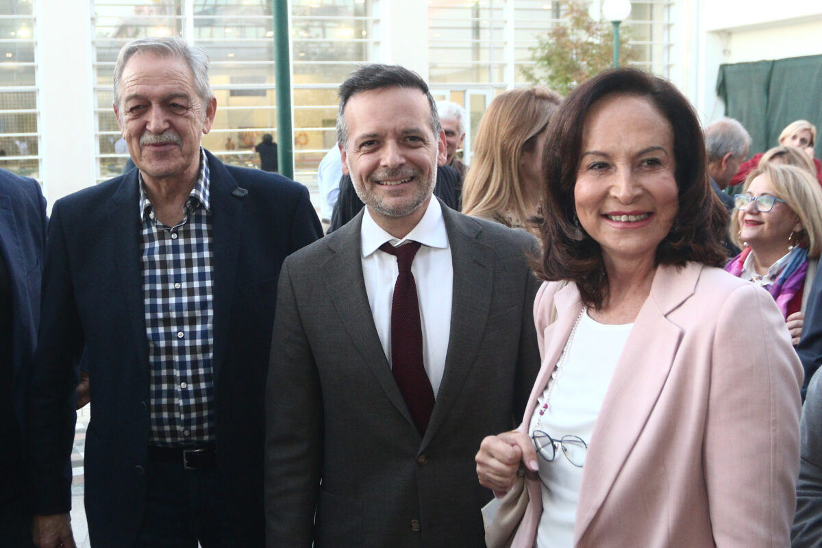 Ο δήμαρχος Αθηναίων Χάρης Δούκας και η υπεύθυνη Πολιτικού Σχεδιασμού του ΠΑΣΟΚ Άννα Διαμαντοπούλου (Φωτογραφία αρχείου: ΧΡΗΣΤΟΣ ΜΠΟΝΗΣ