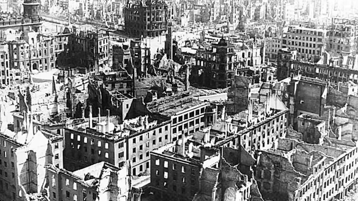 Ο συμμαχικός βομβαρδισμός της Δρέσδης στη Γερμανία τον Β' Παγκόσμιο Πόλεμο