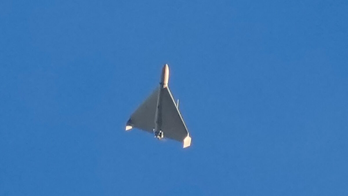 Ένα ιρανικό μη επανδρωμένο αεροσκάφος τύπου Shahed, που εκτοξεύθηκε από τη Ρωσία, πετάει στον ουρανό λίγα δευτερόλεπτα πριν χτυπήσει κτίρια στο Κίεβο της Ουκρανίας