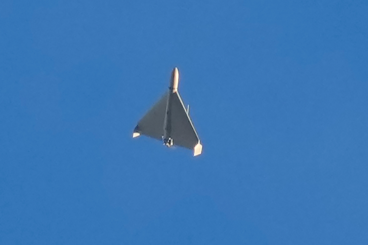 Ένα ιρανικό μη επανδρωμένο αεροσκάφος τύπου Shahed, που εκτοξεύθηκε από τη Ρωσία, πετάει στον ουρανό λίγα δευτερόλεπτα πριν χτυπήσει κτίρια στο Κίεβο της Ουκρανίας