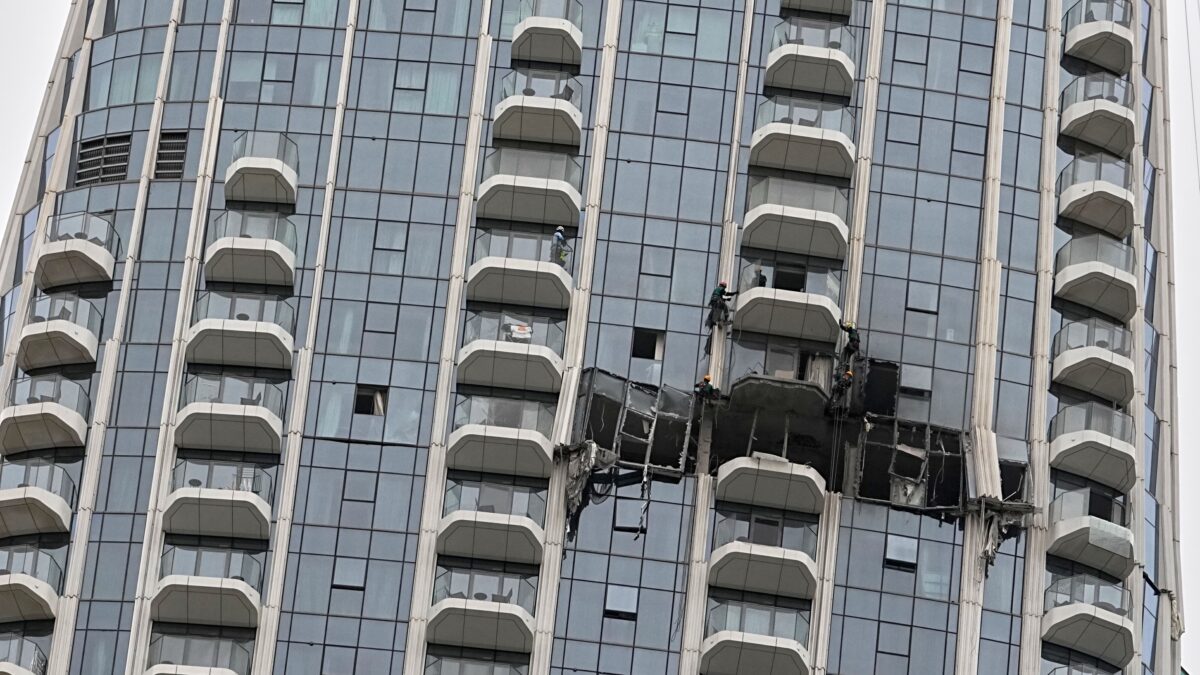 Εργάτες επιθεωρούν τις ζημιές που προκάλεσε η επίθεση με drone κατά τη διάρκεια της νύχτας στο ξενοδοχείο Address Creek Harbour στο Ντουμπάι