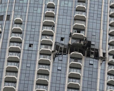 Εργάτες επιθεωρούν τις ζημιές που προκάλεσε η επίθεση με drone κατά τη διάρκεια της νύχτας στο ξενοδοχείο Address Creek Harbour στο Ντουμπάι