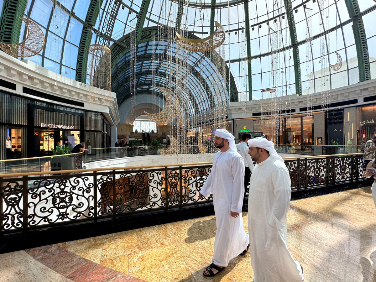 FILE PHOTO: People shop ahead of the holy month of Ramadan at the Mall of the Emirates in Dubai, United Arab Emirates, March 22, 2023. REUTERS/ Abdel Hadi Ramahi/File Photo