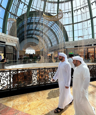 FILE PHOTO: People shop ahead of the holy month of Ramadan at the Mall of the Emirates in Dubai, United Arab Emirates, March 22, 2023. REUTERS/ Abdel Hadi Ramahi/File Photo