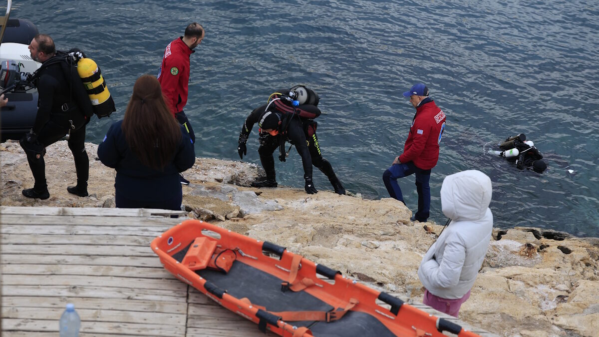 Επιχείρηση απεγκλωβισμού δύτη στη θαλάσσια περιοχή στα Λιμανάκια Βουλιαγμένης, Κυριακή 22 Μαρτίου 2026. Στο σημείο βρίσκονται ένα πλοίο του λιμενικού, κλιμάκιο της μονάδας υποβρύχιων αποστολών και ένα ιδιωτικό καταδυτικό συνεργείο