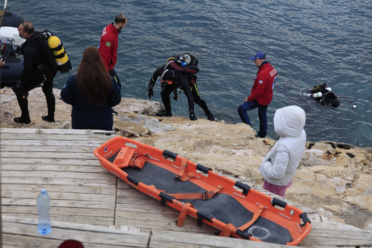 Επιχείρηση απεγκλωβισμού δύτη στη θαλάσσια περιοχή στα Λιμανάκια Βουλιαγμένης, Κυριακή 22 Μαρτίου 2026. Στο σημείο βρίσκονται ένα πλοίο του λιμενικού, κλιμάκιο της μονάδας υποβρύχιων αποστολών και ένα ιδιωτικό καταδυτικό συνεργείο