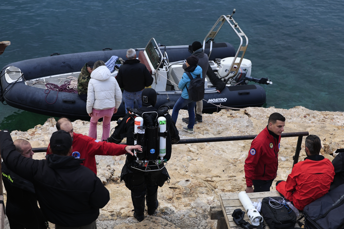 Επιχείρηση απεγκλωβισμού δύτη στη θαλάσσια περιοχή στα Λιμανάκια Βουλιαγμένης, Κυριακή 22 Μαρτίου 2026. Στο σημείο βρίσκονται ένα πλοίο του λιμενικού, κλιμάκιο της μονάδας υποβρύχιων αποστολών και ένα ιδιωτικό καταδυτικό συνεργείο