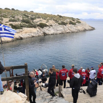 Επιχείρηση απεγκλωβισμού δύτη στη θαλάσσια περιοχή στα Λιμανάκια Βουλιαγμένης, Κυριακή 22 Μαρτίου 2026. Στο σημείο βρίσκονται ένα πλοίο του λιμενικού, κλιμάκιο της μονάδας υποβρύχιων αποστολών και ένα ιδιωτικό καταδυτικό συνεργείο