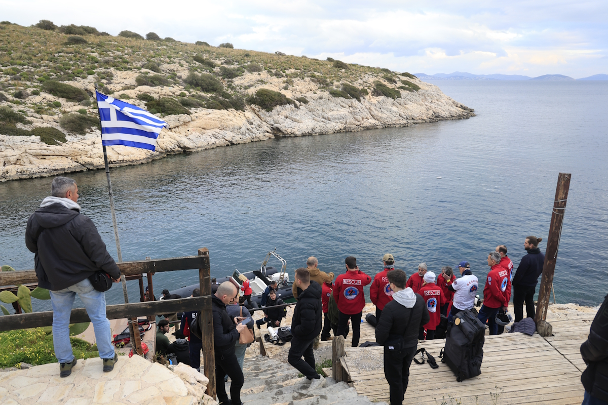 Επιχείρηση απεγκλωβισμού δύτη στη θαλάσσια περιοχή στα Λιμανάκια Βουλιαγμένης, Κυριακή 22 Μαρτίου 2026. Στο σημείο βρίσκονται ένα πλοίο του λιμενικού, κλιμάκιο της μονάδας υποβρύχιων αποστολών και ένα ιδιωτικό καταδυτικό συνεργείο