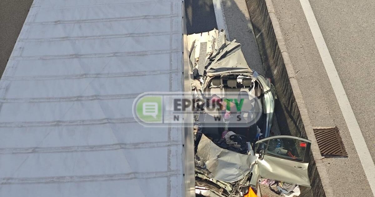 Το αυτοκίνητο μετά τη σύγκρουση με τη νταλίκα