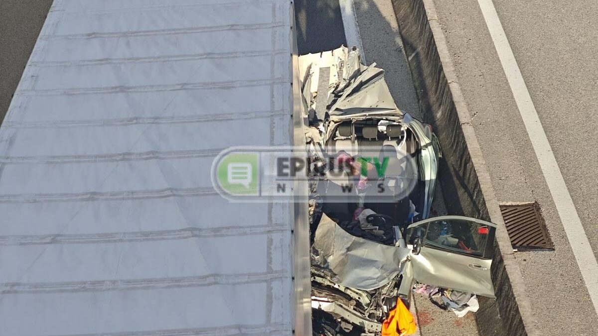 Το αυτοκίνητο μετά τη σύγκρουση με τη νταλίκα