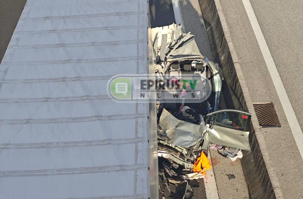 Το αυτοκίνητο μετά τη σύγκρουση με τη νταλίκα