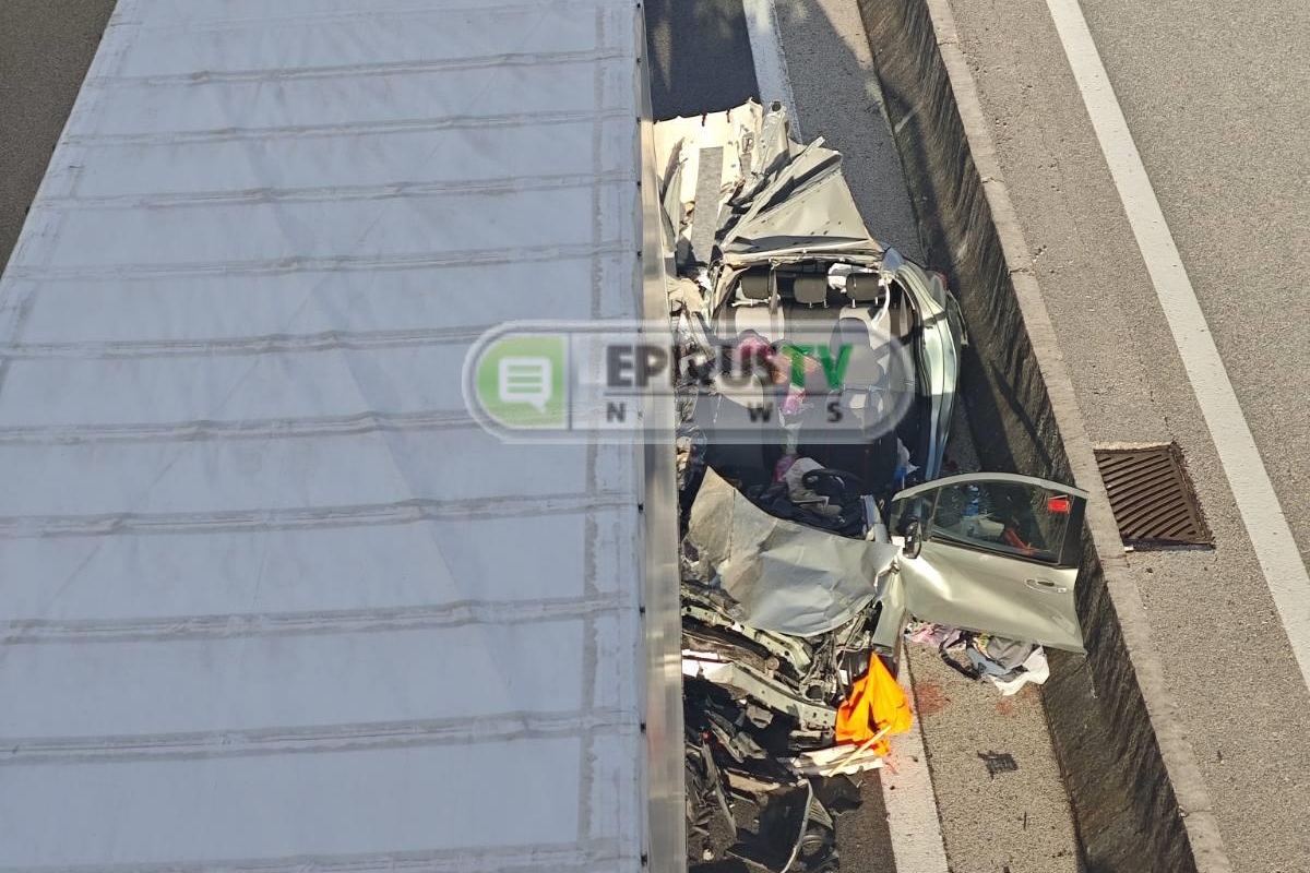 Το αυτοκίνητο μετά τη σύγκρουση με τη νταλίκα
