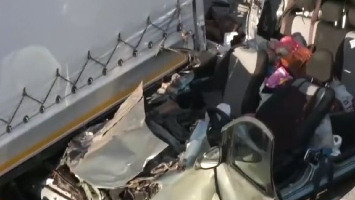 Το αυτοκίνητο που συγκρούστηκε στην νταλίκα